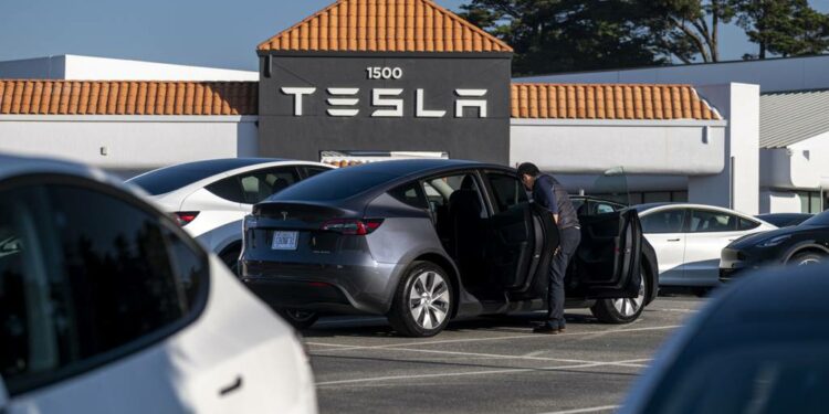 Tesla bajo escrutinio federal por quejas de ‘frenado fantasma’