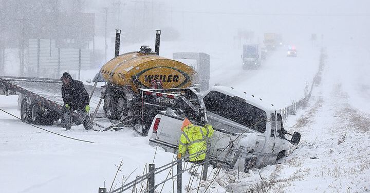 Los trabajadores de ATR Towing and Recovery retiran una camioneta que se deslizu00f3 hacia la mediana de la carretera interestatal 70 el miu00e9rcoles despuu00e9s de que una tormenta invernal arrojara alrededor de siete pulgadas de nieve en St. Louis, Mo. Se esperan otras cuatro a siete pulgadas de nieve esta noche y el jueves.