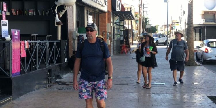 Turistas salen hasta 5 horas antes para no perder sus vuelos