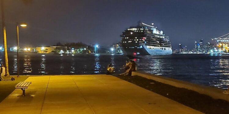 Un crucero de lujo rescató a cuatro balseros cubanos en alta mar