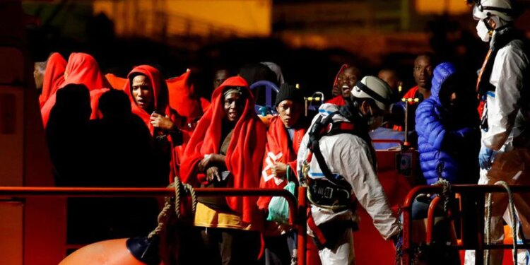 Un muerto y 16 desaparecidos en el naufragio de un bote de migrantes frente a las Canarias