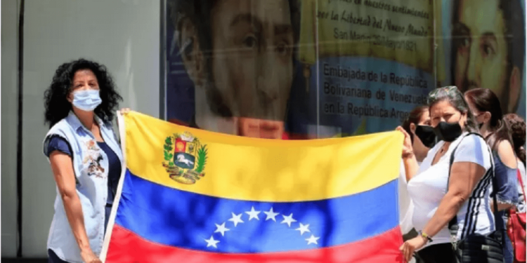 Unos 1.000 venezolanos por mes en Argentina retornan a su país, según