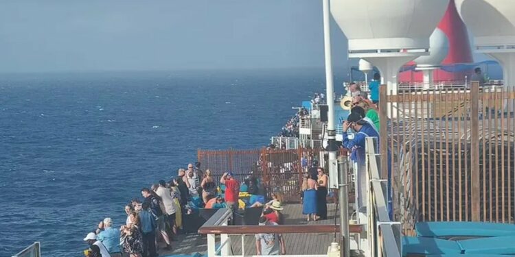 Una vez que la mujer se lanzó al agua, los pasajeros la perdieron de vista.