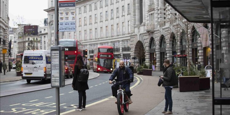 Viajeros vacunados que entren en Reino Unido no tendrán que hacerse la prueba PCR