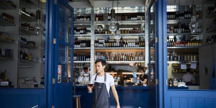 Mesero sirviendo bebidas en el restaurante Anason en Barangaroo, Sídney (Foto: Destination NSW)