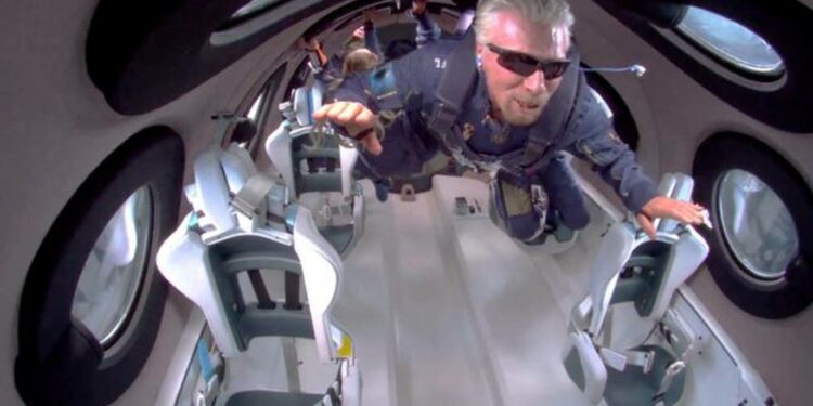 Volar al espacio con Virgin Galactic equivale a 40 viajes a un destino Premium