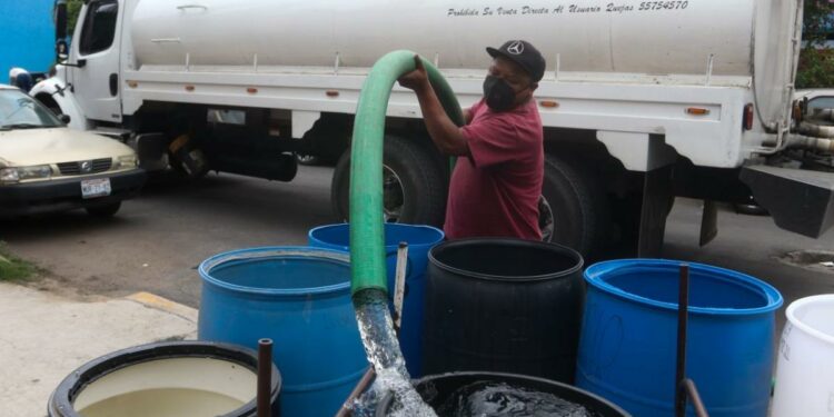 afectaciones mínimas tras corte de agua en CDMX; pipas realizaron 348 viajes