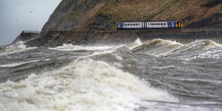 ¿Se cancelarán los trenes por Storm Eunice? Cómo se interrumpirán los viajes en tren en el Reino Unido, con servicios que funcionan a 50 mph