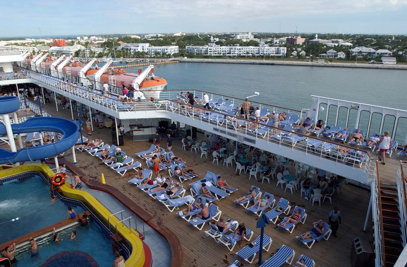 Pasajeros disfrutando del sol y la piscina durante una parada en Key West, Florida.
