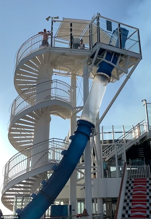 La mujer tenía que subir una gran escalera de caracol cada vez que intentaba atravesar el canal de agua.