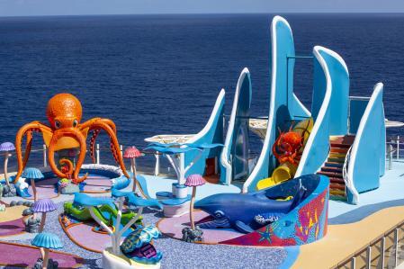 El Wonder Playscape es un área de juegos al aire libre con temática subacuática para familias con niños