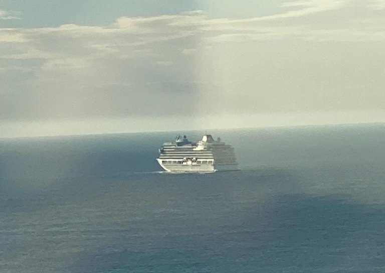Un vecino captó al crucero de bandera noruega frente a la costa de Mar del Plata.