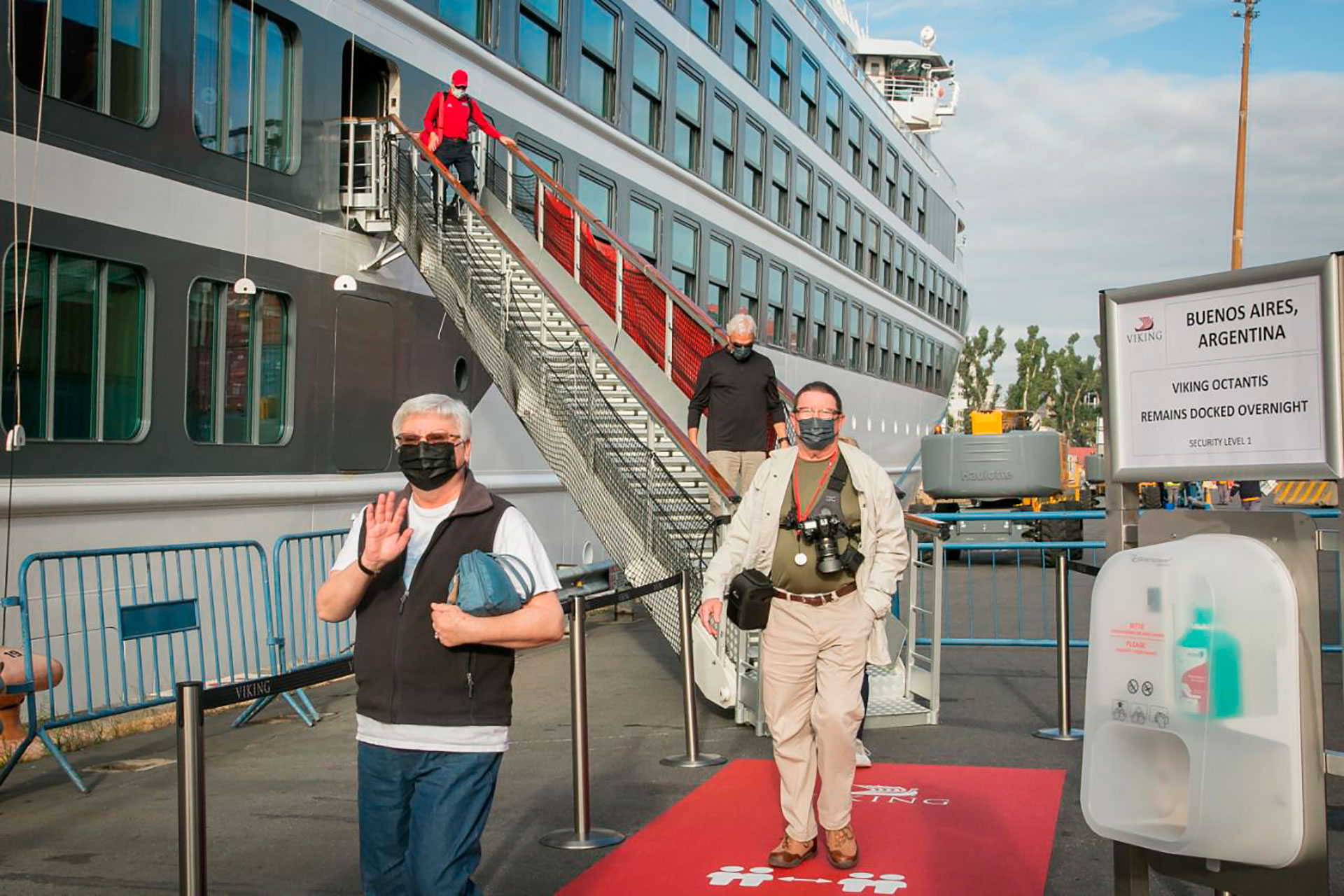 Turistas bajan del Viking Octantis en el Puerto de Buenos Aires