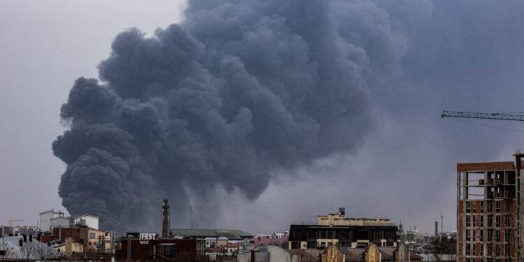 Lviv sacudido por explosiones de misiles de crucero cuando Putin abre una nueva y escalofriante frontera de guerra en el oeste de Ucrania cerca de la frontera de la OTAN