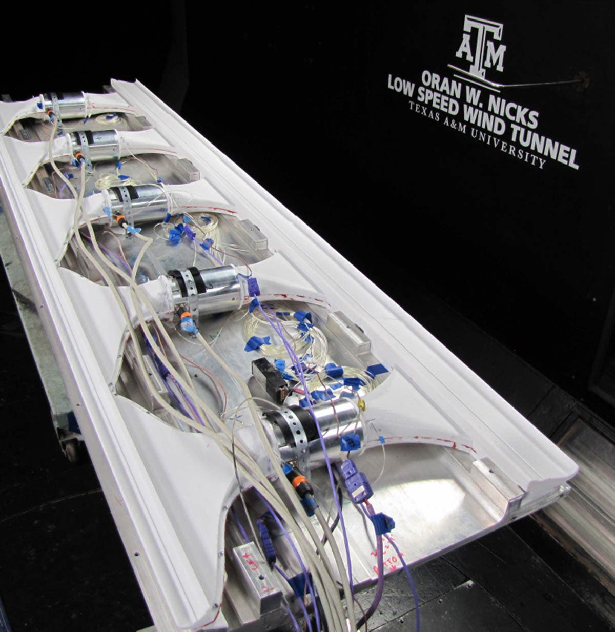 Avion electrico sin rotores ni alas basculantes-interior3