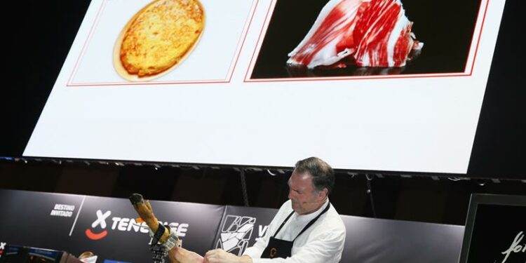 Un cortador de jamón en Madrid Fusión 2017. EFE/Mariscal.