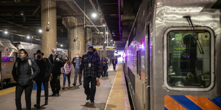 A medida que los empleados van menos al trabajo, los sistemas interurbanos de trenes luchan por llenar asientos libres
