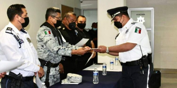 A sudar la camiseta durante Semana Santa, piden a policías y tránsitos