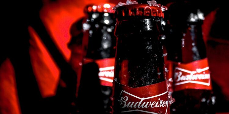 AB InBev sirve su sustanciosa cuenta global de medios a Publicis y Dentsu