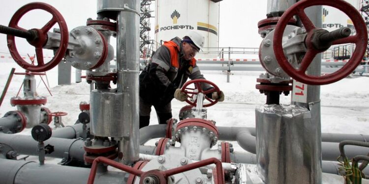 AIE discute liberar 60 millones de barriles de petróleo de reservas: fuentes