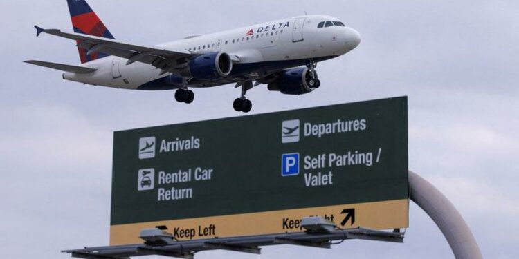 Aerolíneas de EE.UU. se apoyan en demanda de viajes “sin parangón” para compensar alza combustible | TENDENCIAS