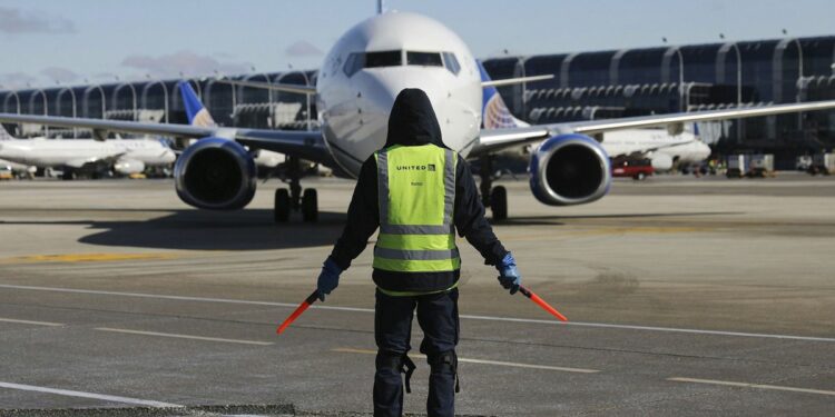 Aerolíneas ofrecen 10,000 dólares para atraer nuevos empleados