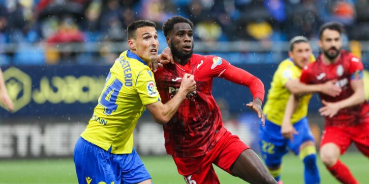 Al Villarreal se le olvida viajar en turista