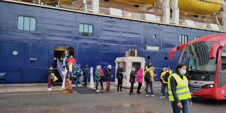 Almería recibe bajo la lluvia a más de 700 turistas del crucero 'Spirit of Discovery'