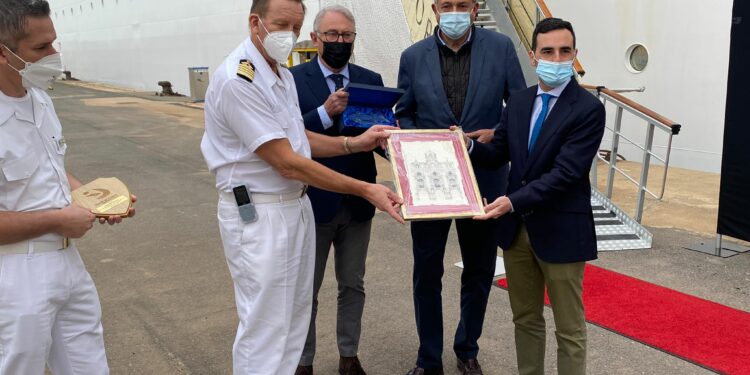 Almería recibió al crucero Seabourn Encore
