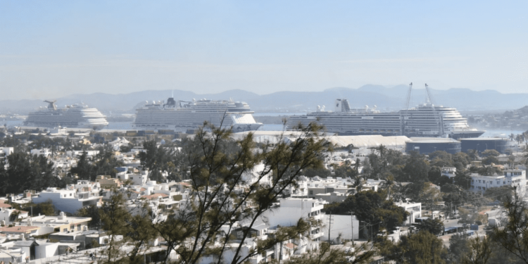 Arriba un triple crucero a Mazatlán con más de 7 mil turistas