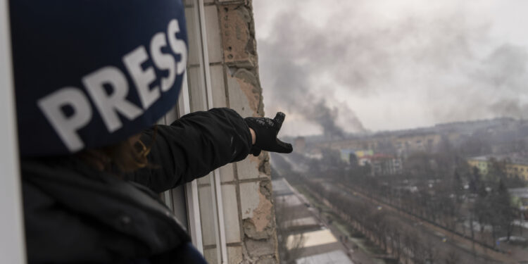 Las tensiones para conservar la seguridad de los trabajadores de prensa, además de una incesante competencia por la noticia, pone en jaque las posibilidades de alojamiento de los enormes equipos que se despliegan en la zona de conflicto (AP Photo/Mstyslav Chernov)