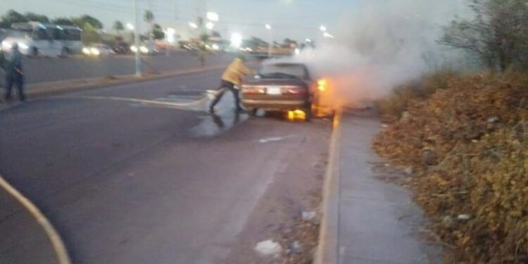 Automóvil se incendia en crucero de Los Mochis