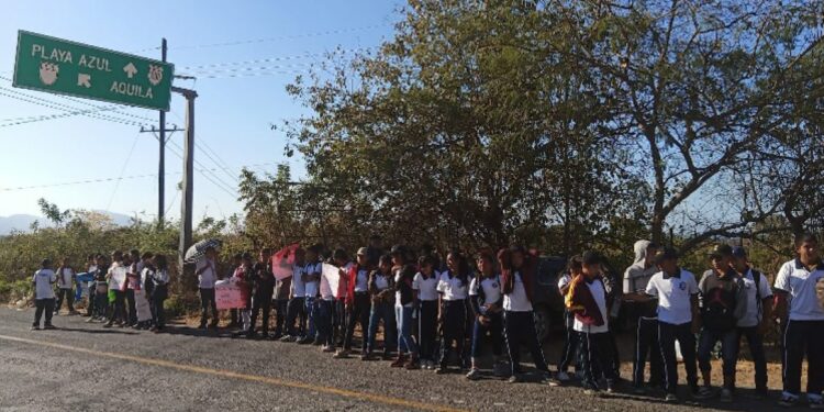 Bloquean habitantes de Ostula el crucero a Aquila