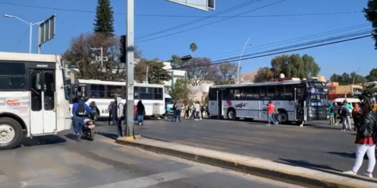 Bloquean normalistas cruceros en la ciudad de Oaxaca – Estado Actual