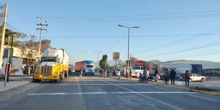 Bloqueo en crucero de la Y cumplió 6 días, no avanza dialogó entre Zaachila y la agencia Vicente Guerrero – Primera Línea