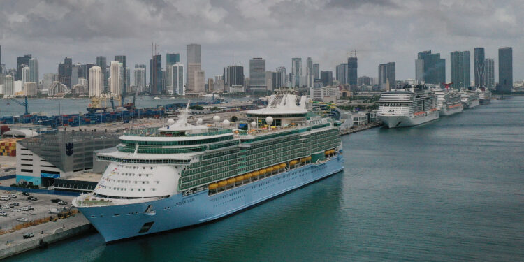 CDC reducen el riesgo de contagiarse con covid-19 en un crucero | Fotos | Univision 23 Miami WLTV