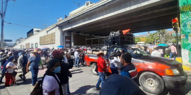 CETEG también bloquea en crucero de Ruffo Figueroa en Chilpancingo