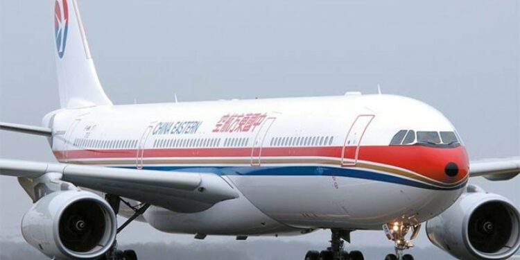 Cae avión en China con 132 pasajeros