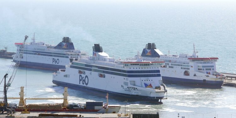 Caos en los viajes mientras los trabajadores de P&O organizan protestas sentadas después de que la empresa despide a 800 trabajadores