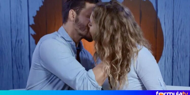Carlos y Sabina encienden 'First Dates Crucero' con champán y una apasionada escena en el jacuzzi