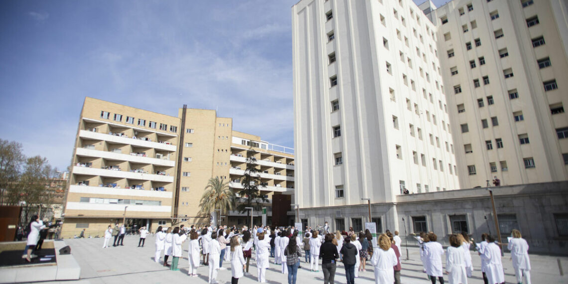 Cerca de un centenar de médicos de Granada piden certificados para poder trabajar en el extranjero