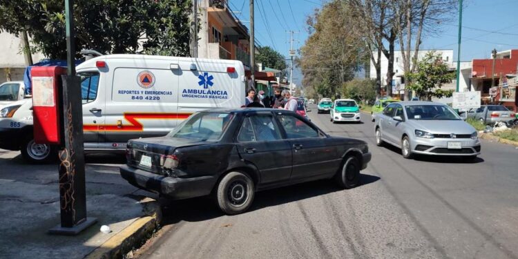 Chocan dos autos en crucero en Xalapa, la mujer fue trasladada a un hospital - Diario de Xalapa