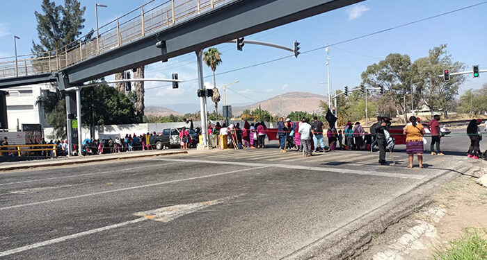 Cierran crucero del Monumento a la Madre