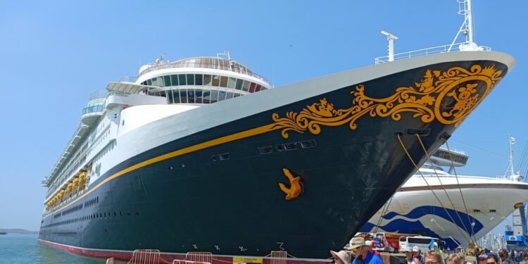 Colombia reactiva turismo con el arribo de 2 cruceros a Cartagena