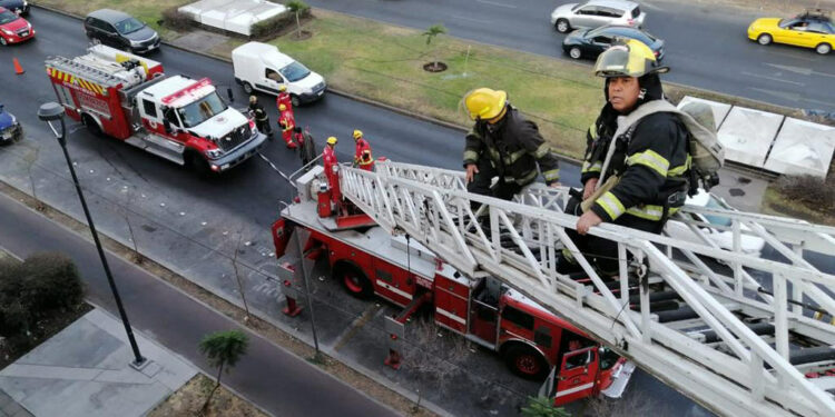 Combaten conato de incendio en céntrico crucero de la ciudad
