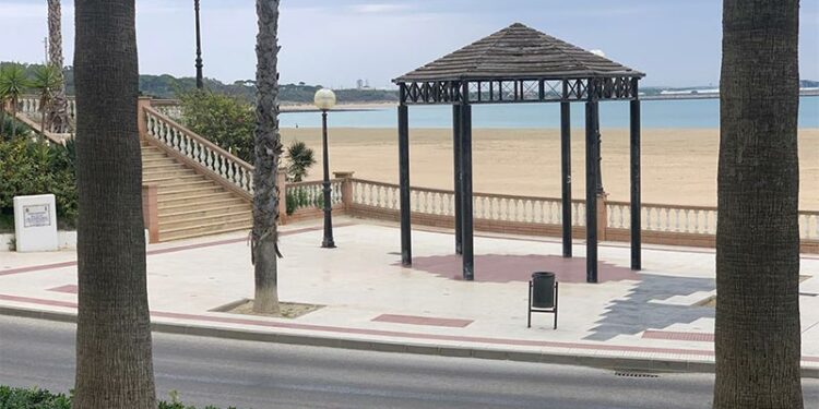 Comercios y tiendas tendrán libertad horaria en Semana Santa y verano en Rota, que será declarada Zona de Gran Afluencia Turística
