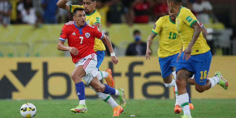 Soccer Football - World Cup - South American Qualifiers - Brazil v Chile - Estadio Maracana, Rio de Janeiro, Brazil - March 24, 2022 Chile's Alexis Sanchez in action REUTERS/Ricardo Moraes