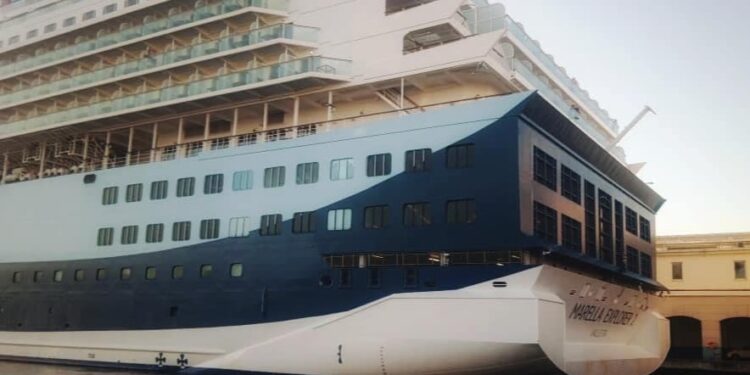 El crucero Marella Explorer 2 en el puerto de La Habana.
