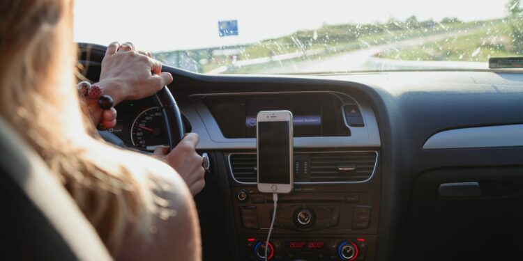 Emprendimiento nivel: Conductora ofrece viajes a mujeres que quieran sorprender a sus esposos en el motel