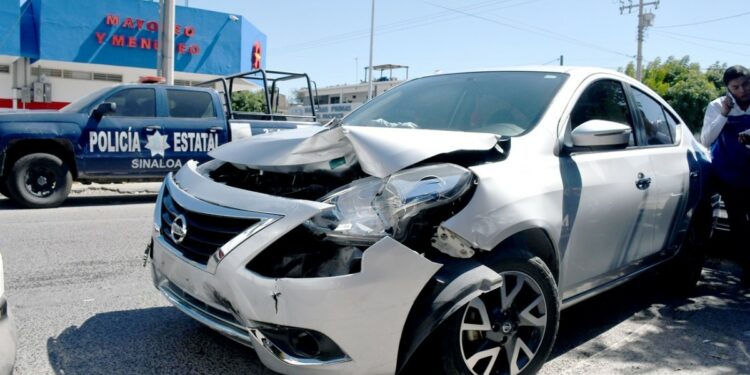 Conductora se pasa alto y provoca choque en Los Mochis